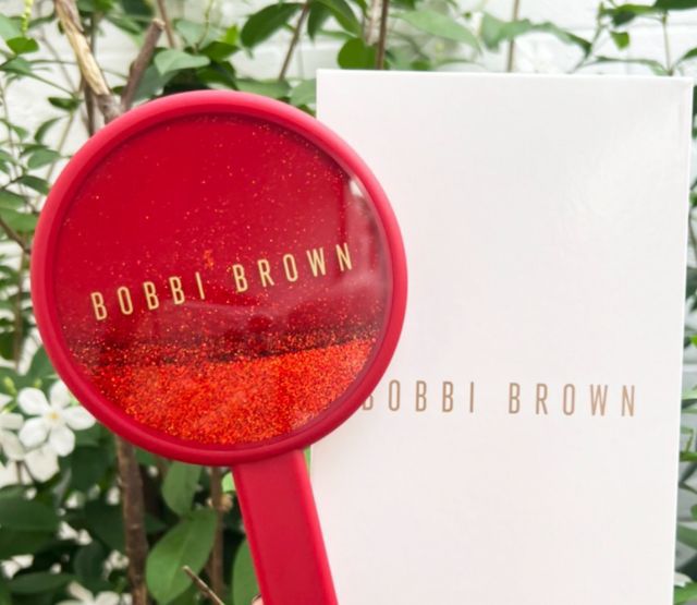 ✨✨✨ของแท้✨✨✨ กระจกมีด้ามจับถือ Quicksand Glitter mirror for Bobbie Brown ด้านหลังมีน้ำกากเพชรสีแดงเวลาคว่ำหงายกระจก ตัวหนังสือสีทองสวยมาก รูปที่ 2