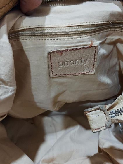 Priority Leather Bag crossbody แบรนด์แท้ ของแท้ กระเป๋าคล้องไหล่ รูปที่ 8