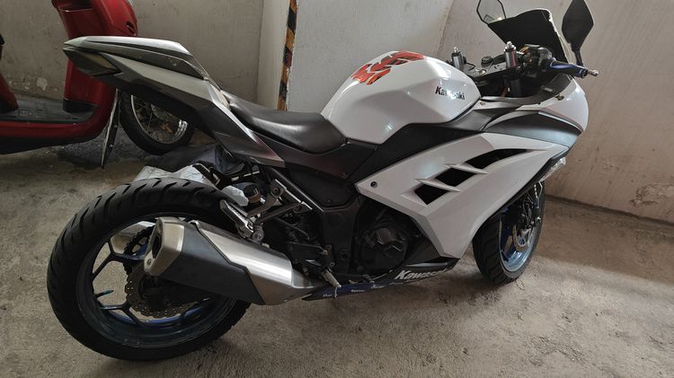 Kawasaki Ninja While color Low Mileage, Excellent Condition รูปที่ 2