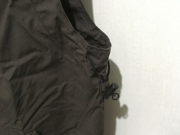 เสื้อแจ็คเก็ตแขนกุด (เสื้อกั๊ก) มีฮู้ดจัดเก็บได้ แบรนด์ PARALYSER  สีน้ำตาลเข้ม รูปที่ 8