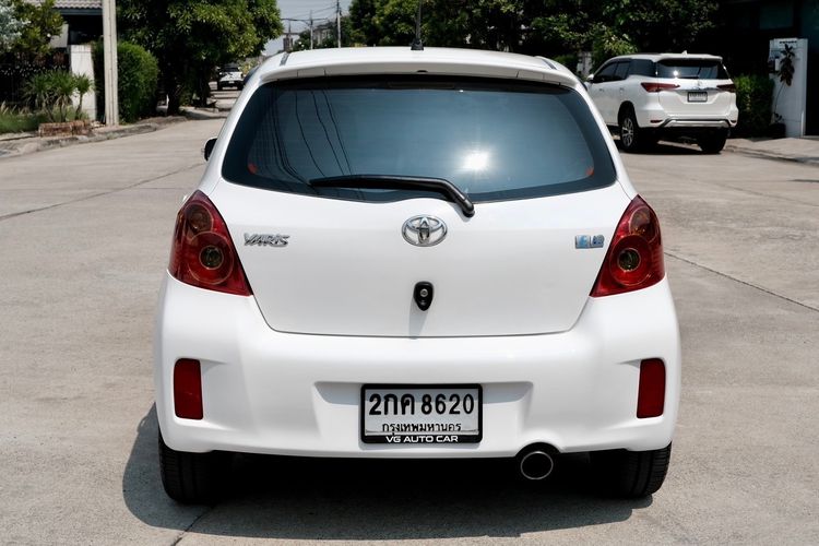 Toyota Yaris 2013 1.5 E Sedan เบนซิน ไม่ติดแก๊ส เกียร์อัตโนมัติ ขาว รูปที่ 2