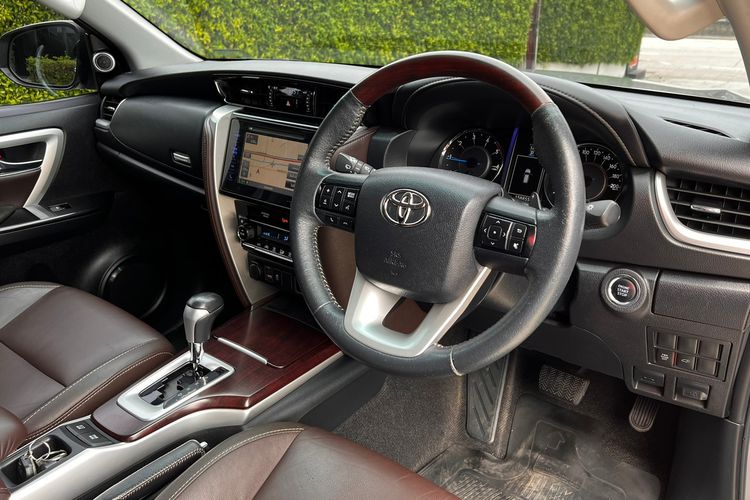 Toyota Fortuner 2016 2.4 V Utility-car ดีเซล ไม่ติดแก๊ส เกียร์อัตโนมัติ เทา รูปที่ 2
