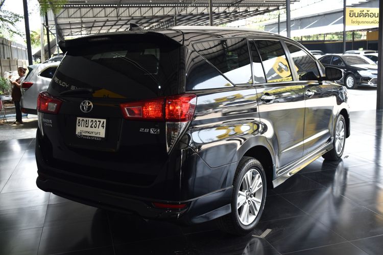 Toyota Innova 2019 2.8 Crysta V Utility-car ดีเซล ไม่ติดแก๊ส เกียร์อัตโนมัติ ดำ รูปที่ 4
