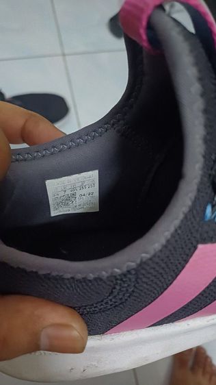 ปล่อยต่อ รองเท้ากีฬาผู้หญิง Adidas Nike เบอร์40 แท้ครับเหมาคู่330บ.รวมส่ง รูปที่ 4