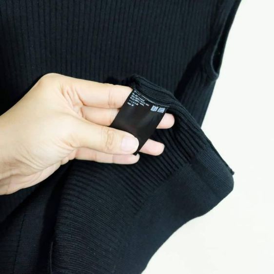 UNIQLO 
เสื้อยืดลายนูนสีดำแขนล้ำ สวย สภาพเทียบมือ 1ค่ะ รูปที่ 4