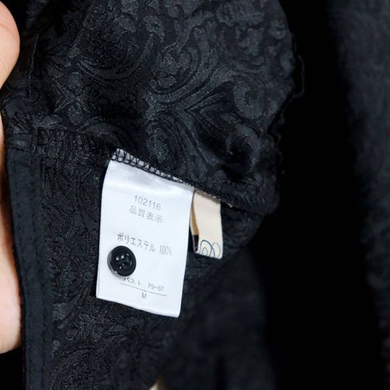 เสื้อเบลาส์แขนพอง คอเหลี่ยม เอวมีสม็อคหลังสวยมาก ๆ เนื้อผ้าโพลีเอสเตอร์  สีดำมีลาย สภาพใหม่ค่ะ รูปที่ 3