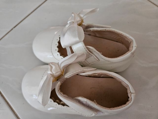 รองเท้าคัชชูเด็กผู้หญิง สีขาว แต่งโบว์ มือ2  รูปที่ 3