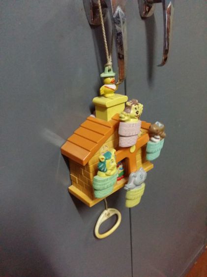 โมบายตุ๊กตารูปสัตว์ สีสันสดใสน่ารัก เสริมพัฒนาการลูกน้อย มีเสียงเบาๆมีห่วงสำหรับเวลาดึงเชือกลงมาขนาดยาว 13 cm.ลึก 6 cm.สูง 17 cm.สภาพสวยเดิม รูปที่ 2