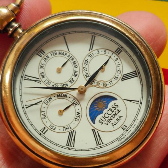 นาฬิกา ญี่ปุ่น หน้าพระจันทร์ Vintage Alba นาฬิกาพก Pocket Watch  นาฬิกามือสอง ระบบถ่าน ตัวเรือนทองสวย มีรอยจากการใช้งานทั่วไป กระจกสวยใส ขนาด 36.4mm. หลักโรมัน เรียบแอบหรู รูปที่ 3