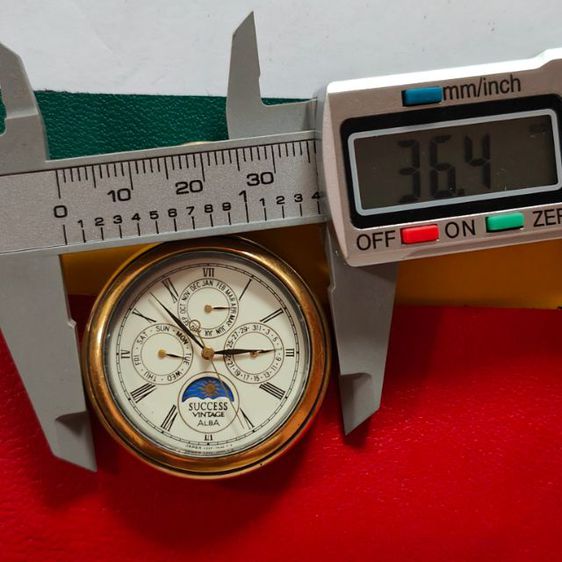 นาฬิกา ญี่ปุ่น หน้าพระจันทร์ Vintage Alba นาฬิกาพก Pocket Watch  นาฬิกามือสอง ระบบถ่าน ตัวเรือนทองสวย มีรอยจากการใช้งานทั่วไป กระจกสวยใส ขนาด 36.4mm. หลักโรมัน เรียบแอบหรู รูปที่ 4
