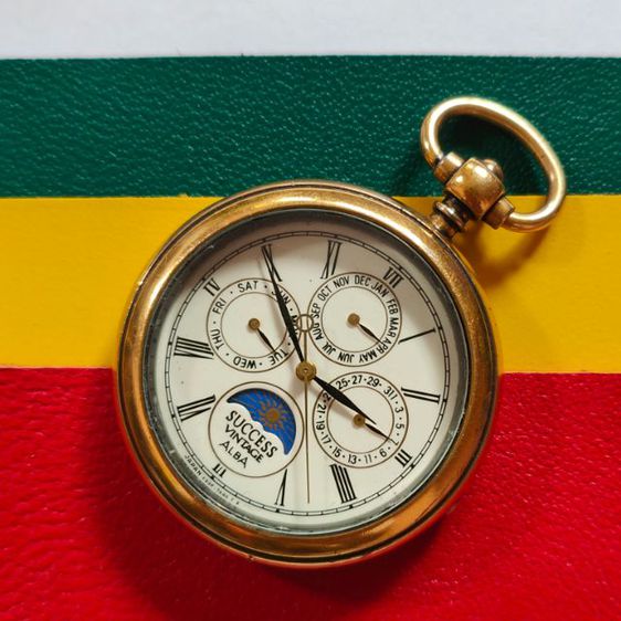 นาฬิกา ญี่ปุ่น หน้าพระจันทร์ Vintage Alba นาฬิกาพก Pocket Watch  นาฬิกามือสอง ระบบถ่าน ตัวเรือนทองสวย มีรอยจากการใช้งานทั่วไป กระจกสวยใส ขนาด 36.4mm. หลักโรมัน เรียบแอบหรู รูปที่ 5