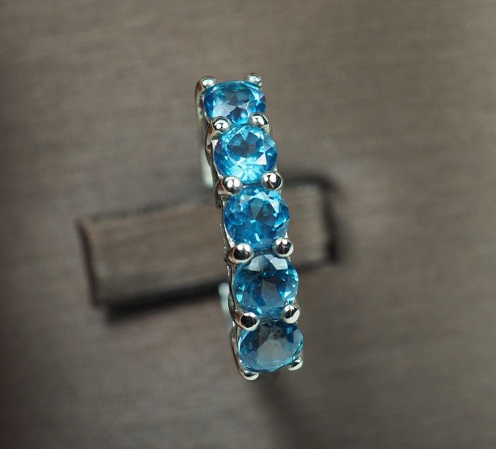 แหวนแถวพลอยแท้โทปาสสีฟ้าสดใส 1.15 กะรัต (4835) รูปที่ 4