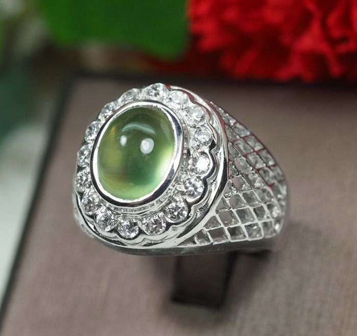 แหวนพรีไนท์สีเขียวสวย 4 กะรัตล้อมพลอยเนื้อแข็ง (6256) รูปที่ 2