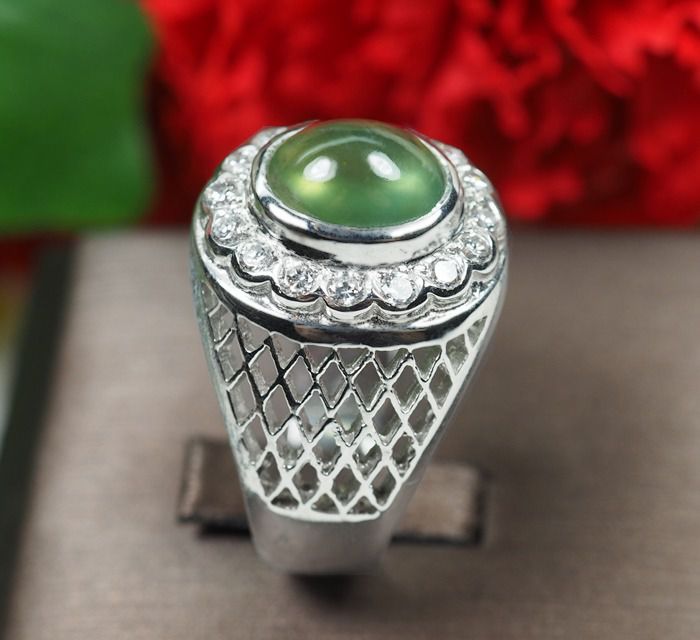 แหวนพรีไนท์สีเขียวสวย 4 กะรัตล้อมพลอยเนื้อแข็ง (6256) รูปที่ 6