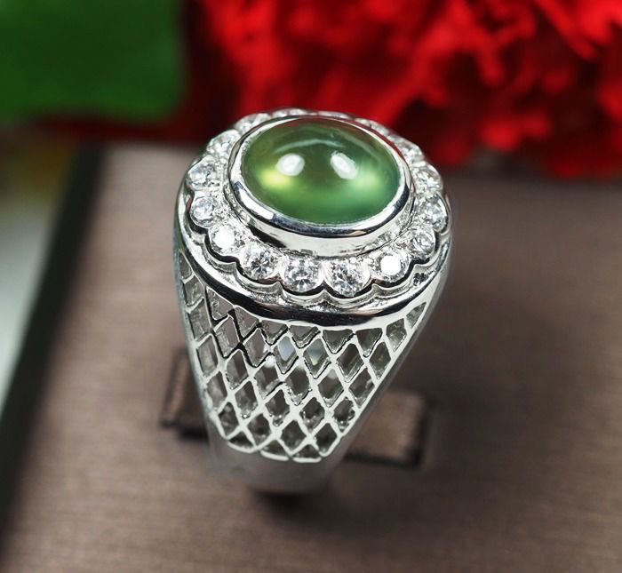 แหวนพรีไนท์สีเขียวสวย 4 กะรัตล้อมพลอยเนื้อแข็ง (6256) รูปที่ 5
