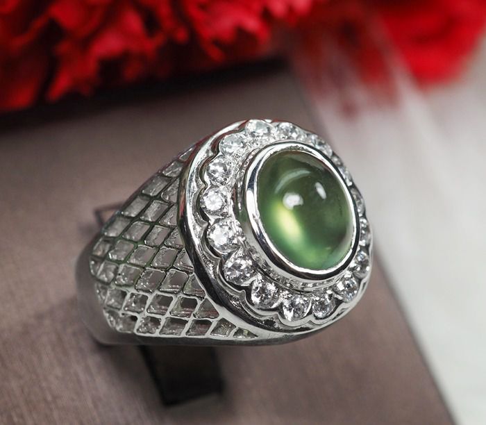 แหวนพรีไนท์สีเขียวสวย 4 กะรัตล้อมพลอยเนื้อแข็ง (6256) รูปที่ 3