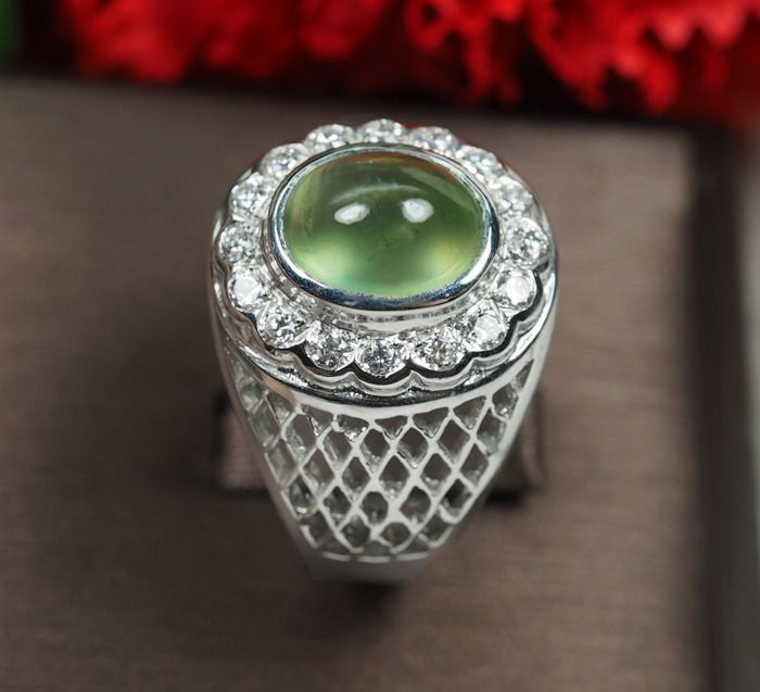 แหวนพรีไนท์สีเขียวสวย 4 กะรัตล้อมพลอยเนื้อแข็ง (6256) รูปที่ 4