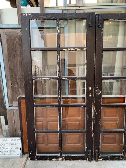 ประตูบานคู่ไม้เต็ง  เคยเป็นสีขาวมาก่อน แต่งร้าน กาแฟแนววินเทจ ดูเก๋า เท่ 180x194x3cm ราคา4000 รูปที่ 5