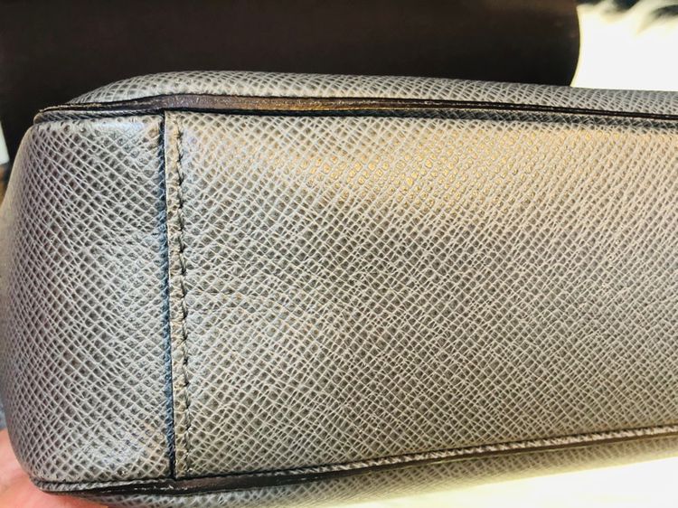 Louis Vuitton Taiga bag(670090) รูปที่ 10