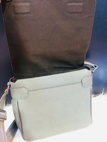 Louis Vuitton Taiga bag(670090) รูปที่ 4