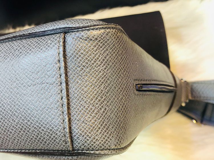 Louis Vuitton Taiga bag(670090) รูปที่ 11