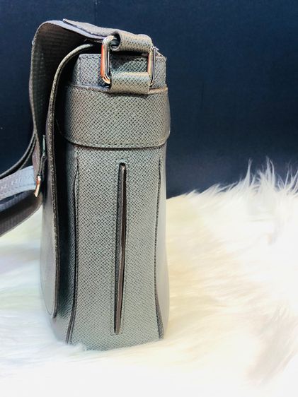 Louis Vuitton Taiga bag(670090) รูปที่ 12