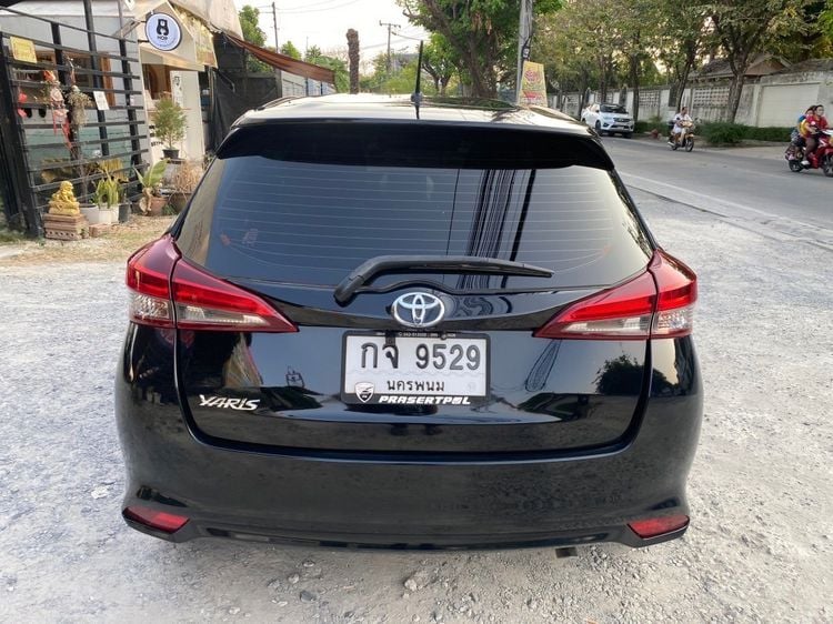 Toyota Yaris 2017 1.2 E Sedan เบนซิน ไม่ติดแก๊ส เกียร์อัตโนมัติ ดำ รูปที่ 4