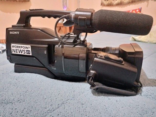 กล้องวีดีโอ Sony HVR-HD1500 
บันทึกได้ 2 ระบบ ลงในแมมโมรี่การ์ด หรือบันทึกลงเครื่อง    ทัชสกรีนหน้าจอ   รูปที่ 4