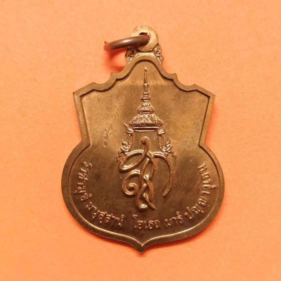 เหรียญ พระนเรศวรมหาราช รุ่นสู้ ปี 2548 ด้านหลัง ตราพระนามาภิไธย สก ตอกโค๊ด สู้ เนื้อทองแดง สูง 3.5 เซน รูปที่ 2