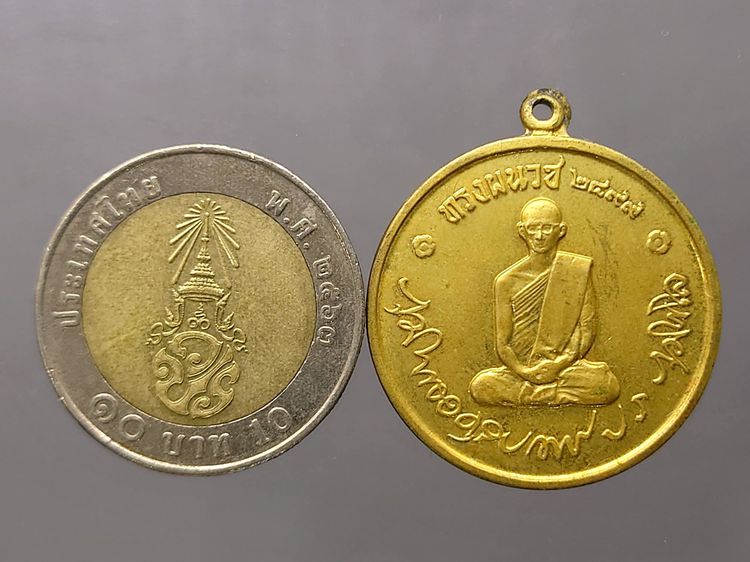 เหรียญทรงผนวช รัชกาลที่9 รุ่นแรก บล๊อกเจดีย์ไม่เต็ม เนื้อทองฝาบาตร พ.ศ.2508 สภาพสวย รูปที่ 6