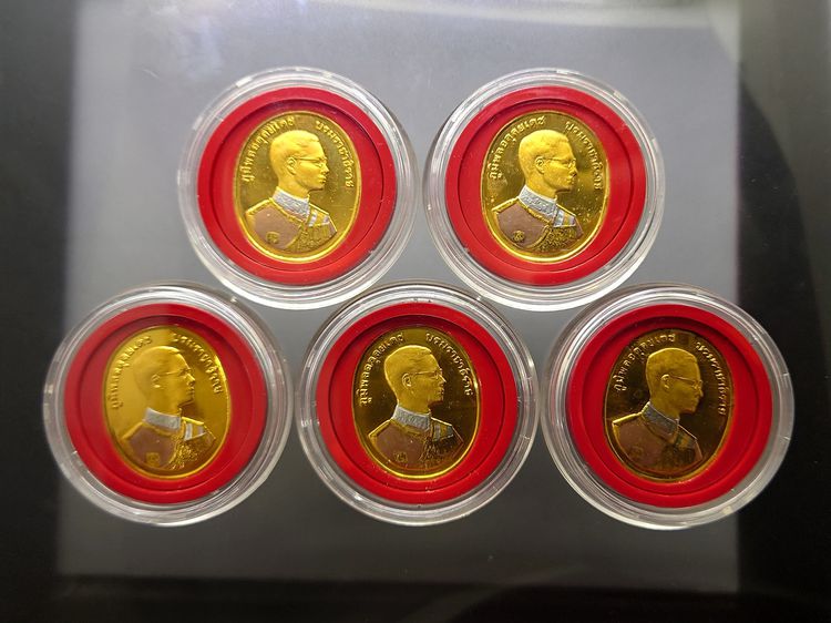 เหรียญพระพุทธปัญจภาคี หลัง รัชกาลที่9 เนื้อทองแดง สามกษัตริย์ พิมพ์ใหญ่ พ.ศ.2539 พร้อมกล่องหนังสีแดง ครบชุด รูปที่ 2