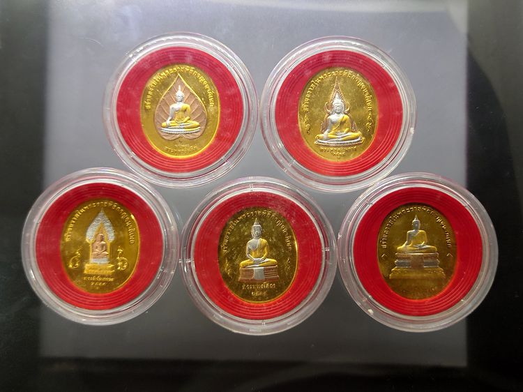 เหรียญพระพุทธปัญจภาคี หลัง รัชกาลที่9 เนื้อทองแดง สามกษัตริย์ พิมพ์ใหญ่ พ.ศ.2539 พร้อมกล่องหนังสีแดง ครบชุด รูปที่ 3