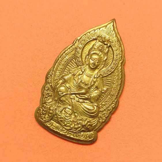 เหรียญ เจ้าแม่กวนอิม หลังยันต์ จัดสร้างโดย สมาคมคนพิการแห่งประเทศไทย ปี 2548 เนื้อทองเหลือง สูง 3.7 เซน รูปที่ 3