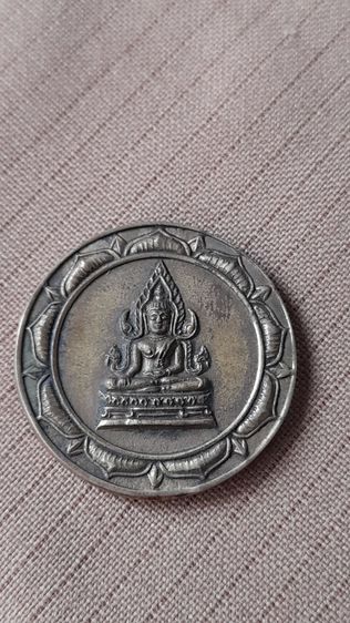 🪷 เหรียญพระพุทธมหามณีรัตนปฎิมากร
🪷 ด้านหลัง พระพุทธชินราช
🪷 เหรียญงานพุทธศิลป์เก่า ไม่ทราบปีระบุแน่ชัด
🪷 เนื้อทองฝาบาตร พิมพ์คมชัด รูปที่ 4