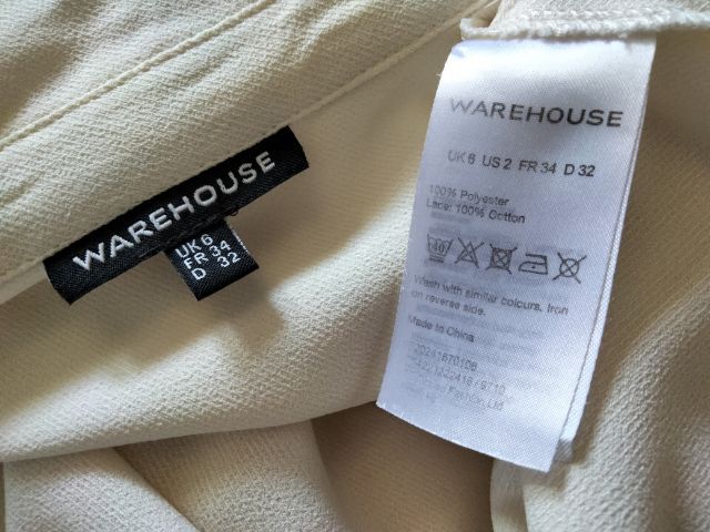 เสื้อเบลาส์ผู้หญิงแบรนด์ Warehouse ขนาดUK6
คอแหลมมีปก สีครีมแขนยาว รูปที่ 9