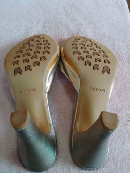 รองเท้าส้นสูงสีทอง Antoni รูปที่ 2