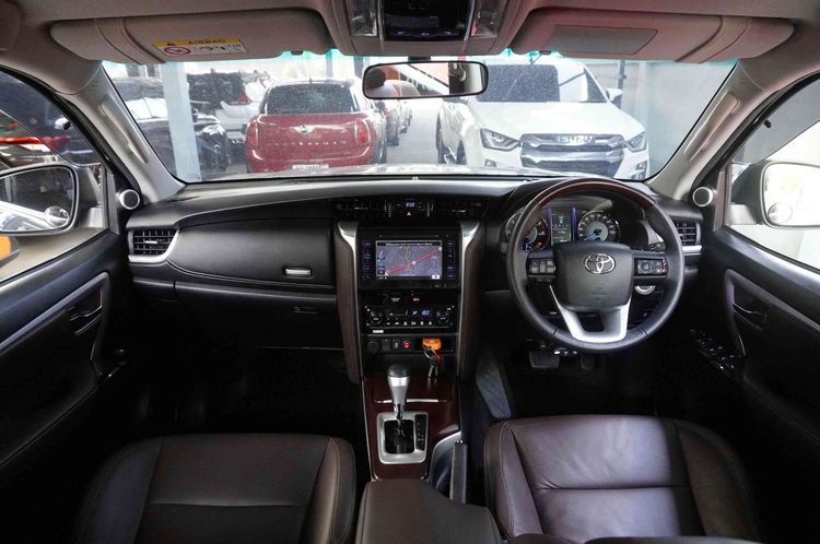 Toyota Fortuner 2016 2.4 V Utility-car ดีเซล เกียร์อัตโนมัติ ดำ รูปที่ 4