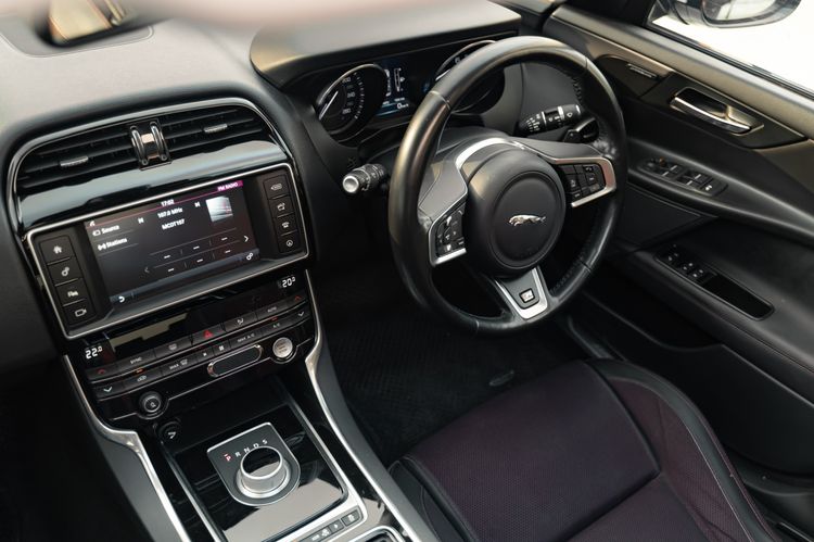 Jaguar XE 2016 2.0 R-Sport Sedan เบนซิน ไม่ติดแก๊ส เกียร์อัตโนมัติ ขาว รูปที่ 4