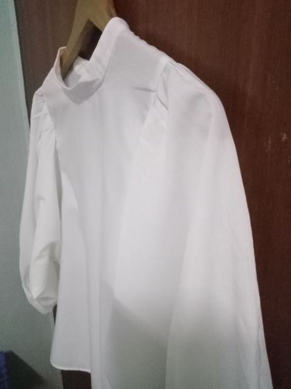 GU off white blouse อก 42 ยาว 25 แขนยาว 23 นิ้ววัดจากไหล่ กระดุมหลัง แขนพอง สภาพดี รูปที่ 4