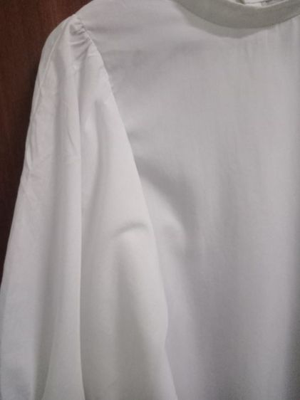 GU off white blouse อก 42 ยาว 25 แขนยาว 23 นิ้ววัดจากไหล่ กระดุมหลัง แขนพอง สภาพดี รูปที่ 2