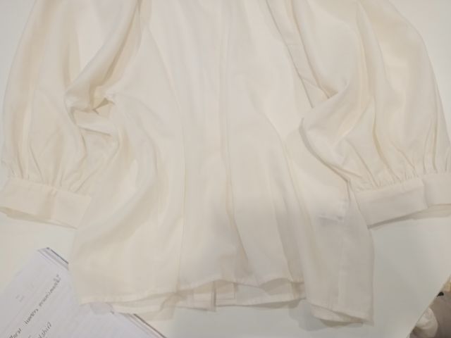 GU off white blouse อก 42 ยาว 25 แขนยาว 23 นิ้ววัดจากไหล่ กระดุมหลัง แขนพอง สภาพดี รูปที่ 13