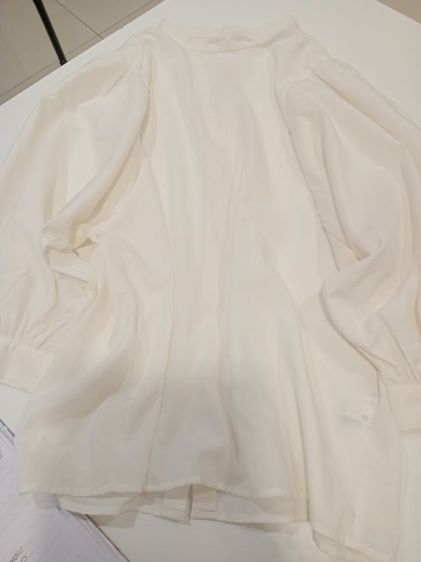 GU off white blouse อก 42 ยาว 25 แขนยาว 23 นิ้ววัดจากไหล่ กระดุมหลัง แขนพอง สภาพดี รูปที่ 9