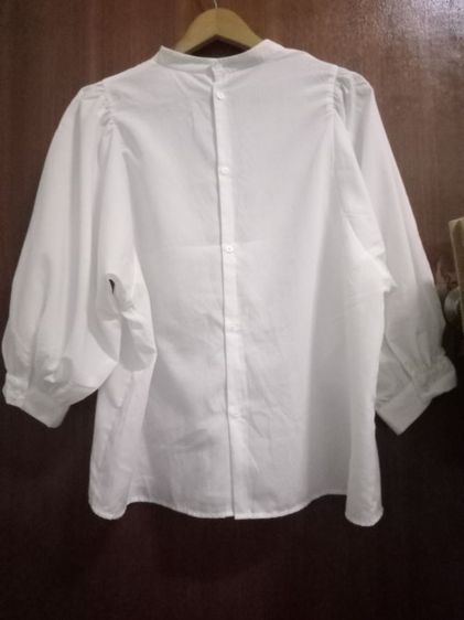 GU off white blouse อก 42 ยาว 25 แขนยาว 23 นิ้ววัดจากไหล่ กระดุมหลัง แขนพอง สภาพดี รูปที่ 8