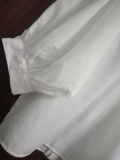 GU off white blouse อก 42 ยาว 25 แขนยาว 23 นิ้ววัดจากไหล่ กระดุมหลัง แขนพอง สภาพดี รูปที่ 5