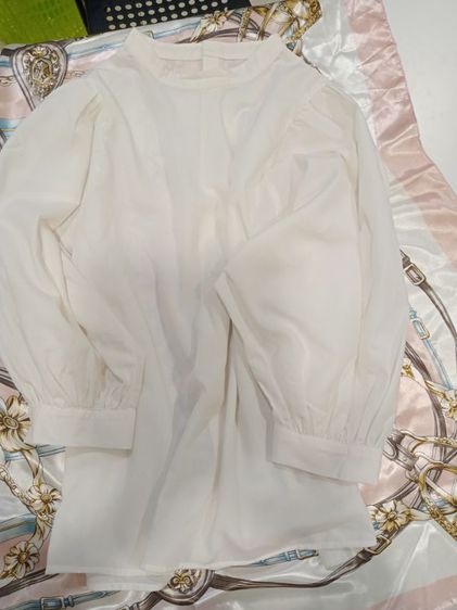 GU off white blouse อก 42 ยาว 25 แขนยาว 23 นิ้ววัดจากไหล่ กระดุมหลัง แขนพอง สภาพดี รูปที่ 17