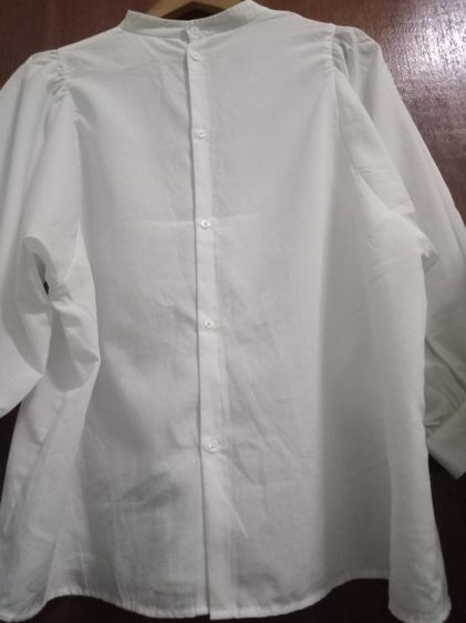 GU off white blouse อก 42 ยาว 25 แขนยาว 23 นิ้ววัดจากไหล่ กระดุมหลัง แขนพอง สภาพดี รูปที่ 12