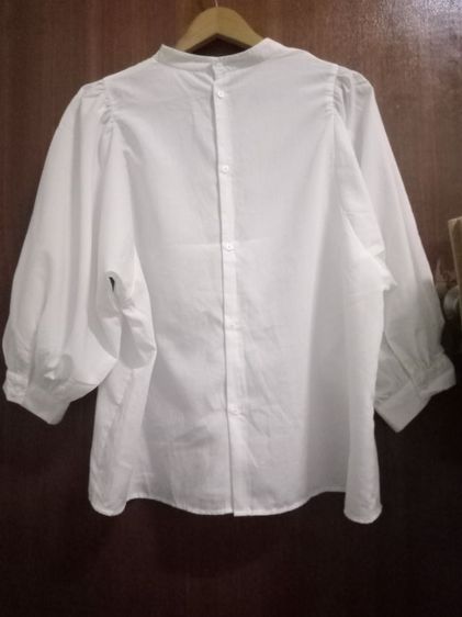 GU off white blouse อก 42 ยาว 25 แขนยาว 23 นิ้ววัดจากไหล่ กระดุมหลัง แขนพอง สภาพดี รูปที่ 10