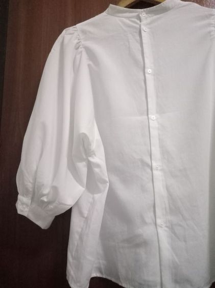 GU off white blouse อก 42 ยาว 25 แขนยาว 23 นิ้ววัดจากไหล่ กระดุมหลัง แขนพอง สภาพดี รูปที่ 7