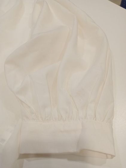 GU off white blouse อก 42 ยาว 25 แขนยาว 23 นิ้ววัดจากไหล่ กระดุมหลัง แขนพอง สภาพดี รูปที่ 16