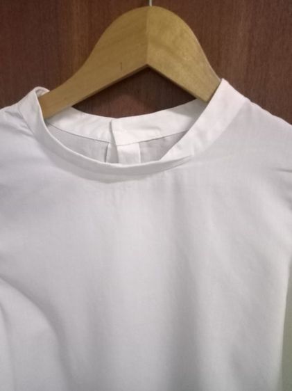 GU off white blouse อก 42 ยาว 25 แขนยาว 23 นิ้ววัดจากไหล่ กระดุมหลัง แขนพอง สภาพดี รูปที่ 3
